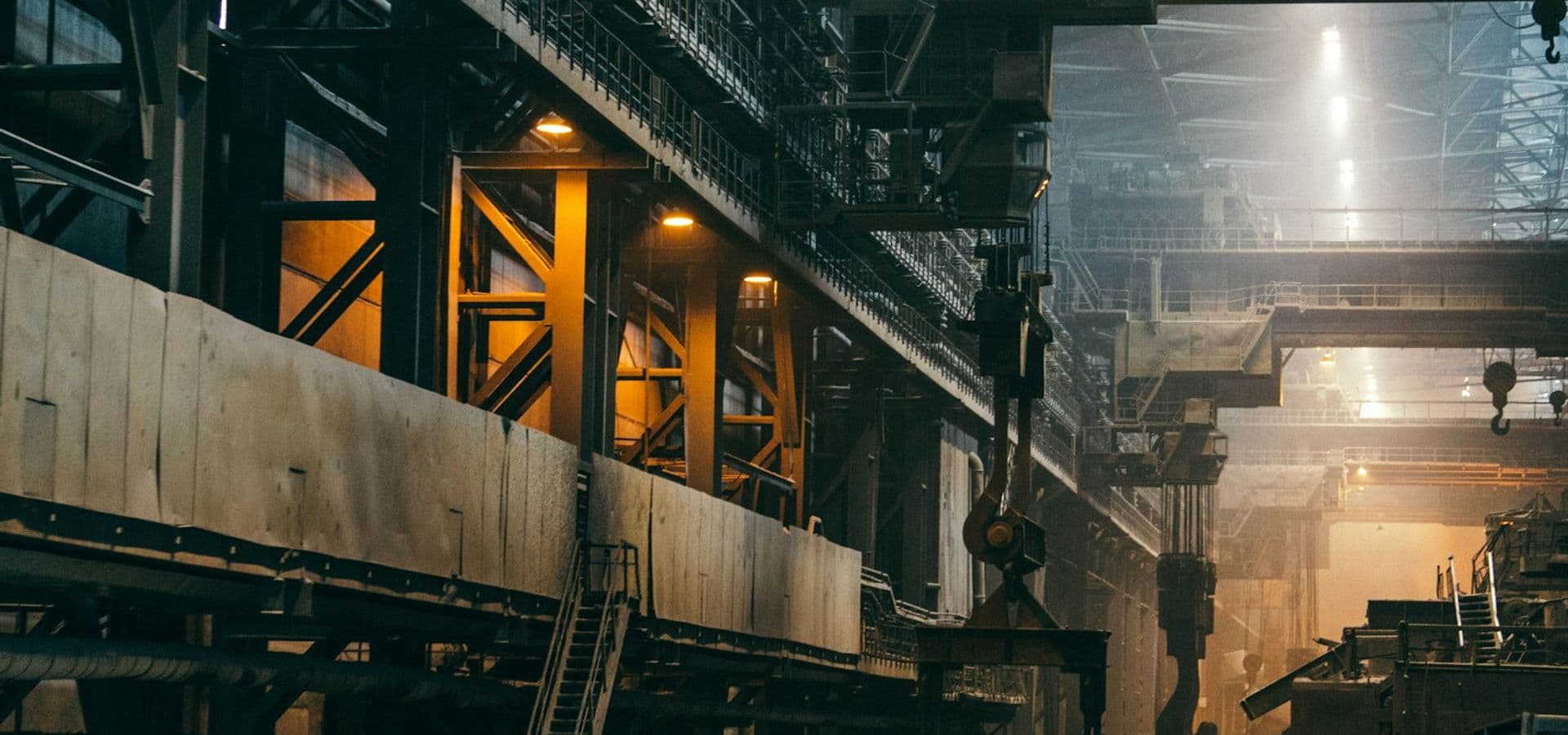 En stor industriell byggnad med metallpelare och kranar