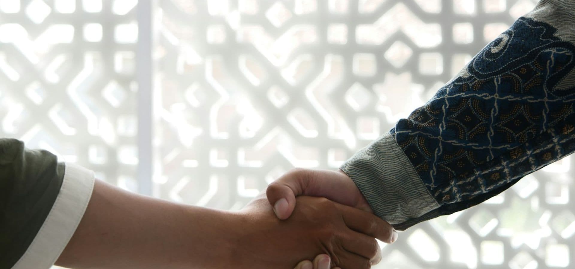 Närbild av två personer som skakar hand